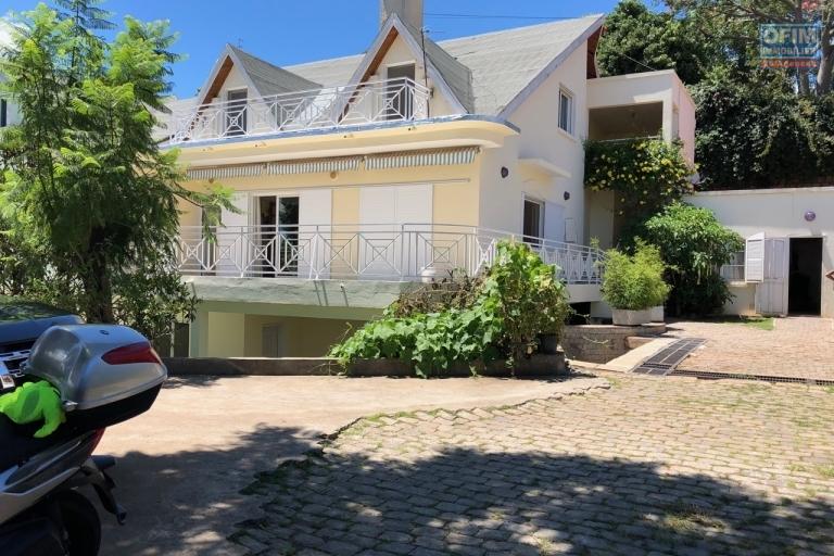 Prix en baisse!! Une très grande villa de 650 m2 habitable avec piscine sur 1300 m2 de terrain  à Ivandry Mahatony- Antananarivo