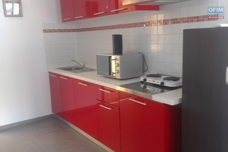 OFIM met en location appartement T3 meublé en centre ville à Mahamasina sécurisé 24h/24.LOUE - cuisine équipée