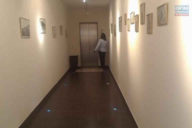 OFIM met en location appartement T3 meublé en centre ville à Mahamasina sécurisé 24h/24 - couloir d'entrée