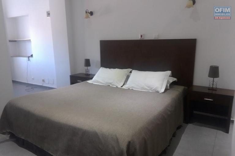 OFIM met en location appartement T3 meublé en centre ville à Mahamasina sécurisé 24h/24.LOUE - garde chambre avec SDE attenante