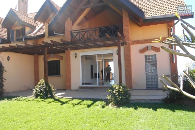 Une villa de type traditionnelle F5 sur la haute ville Ambohipotsy.LOUE