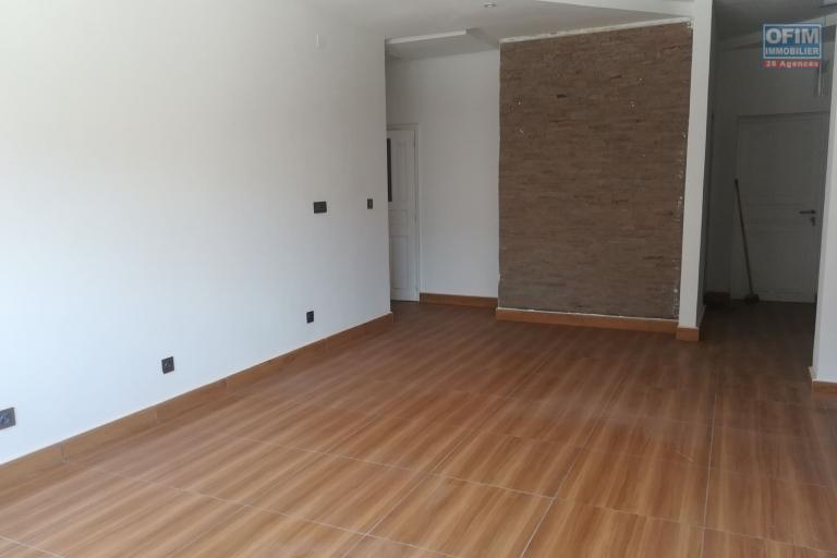 6 appartements T3 et un T6 disponibles en location à Ankerana dans une petite résidence nouvellement bâtie. Il est à 30min de la ville dans un quartier calme.LOUE