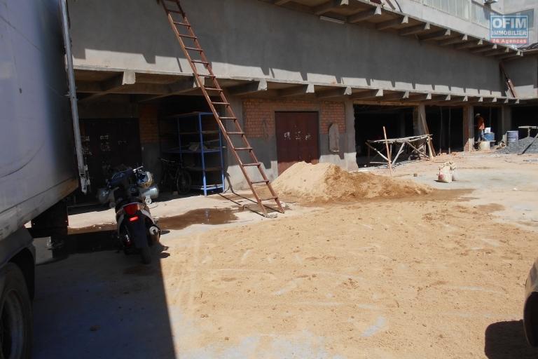 Des locaux commerciaux et bureaux en bord de route à Alarobia ( LOUE )