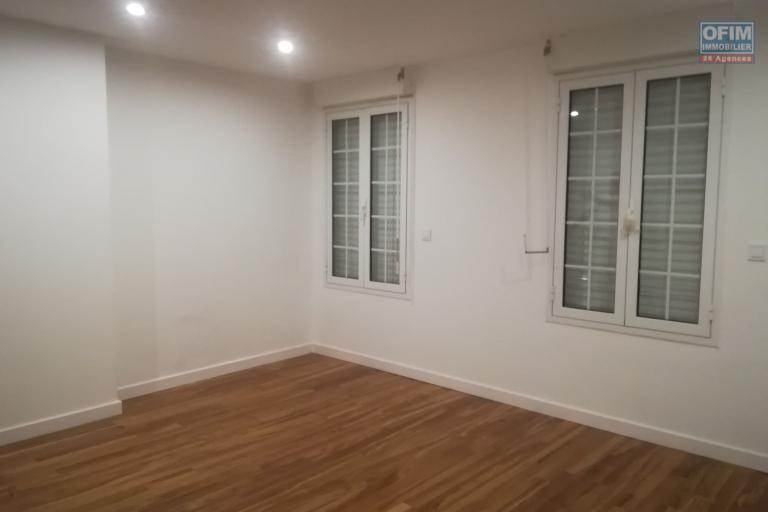 OFIM offre à la location trois appartements en duplex neufs de type T4 de 150m2 et 160m2 sis sur la haute ville de Tanà . Ces appartements sont dans un quartier calme et séurisé avec une splendide vue de toute la ville.LOUE