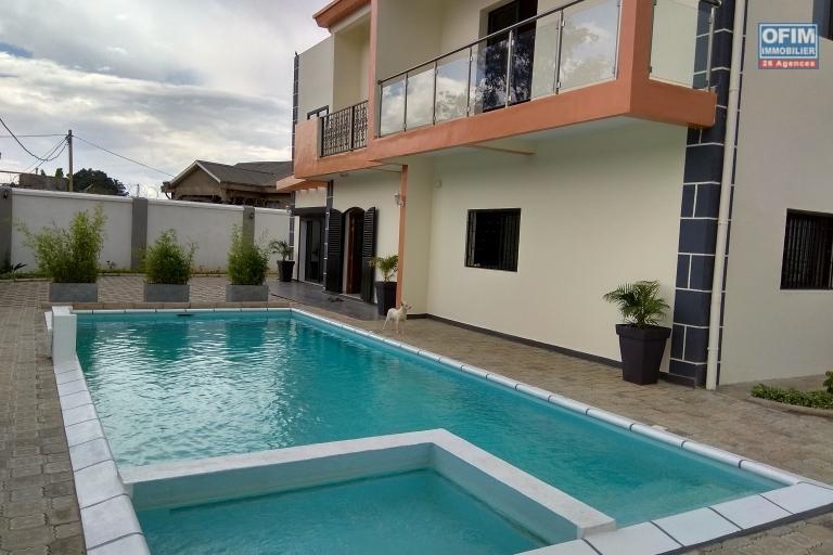 OFIM offre en location une Villa F7 à étage neuve avec piscine à quelques min du lycée Français et à moins de 10min d'Ambatobe.