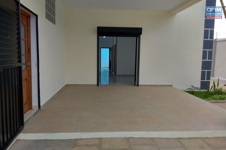 OFIM offre en location une Villa F7 à étage neuve avec piscine à quelques min du lycée Français et à moins de 10min d'Ambatobe.