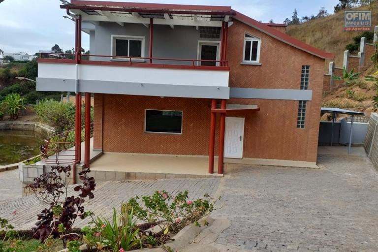 OFIM Immobilier offre en location une villa F4 neuve dans une vaste résidence plus d'1ha à Manazary Ilafy qui est à 15min du leader Price Ambatobe.LOUE