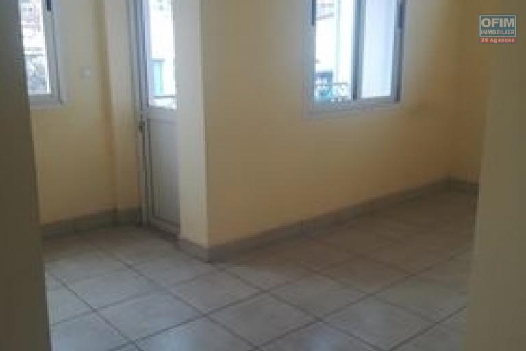 OFIM immobilier offre en location un local de 200m2 à usage de bureau ou commercial au  2eme  étage d'un bâtiment au bord de route d'Isoraka.DISPONIBLE