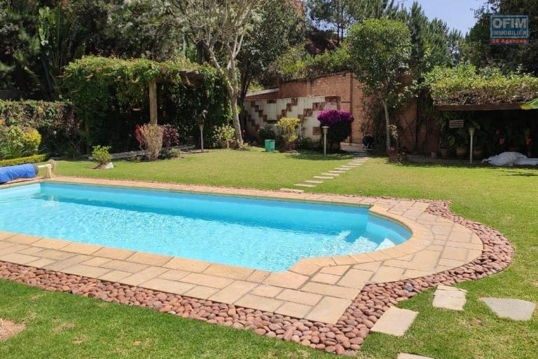 OFIM offre en location une magnifique villa F7 avec piscine et jardin qui est sécurisée 24/24 à Ambatobe à quelques pas du Lycée Français.DISPONIBLE