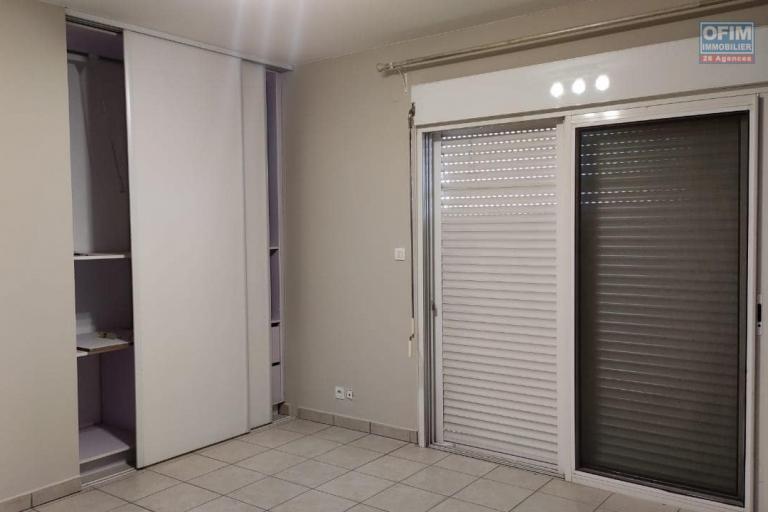 OFIM offre en location une magnifique villa F7 avec piscine et jardin qui est sécurisée 24/24 à Ambatobe à quelques pas du Lycée Français.DISPONIBLE