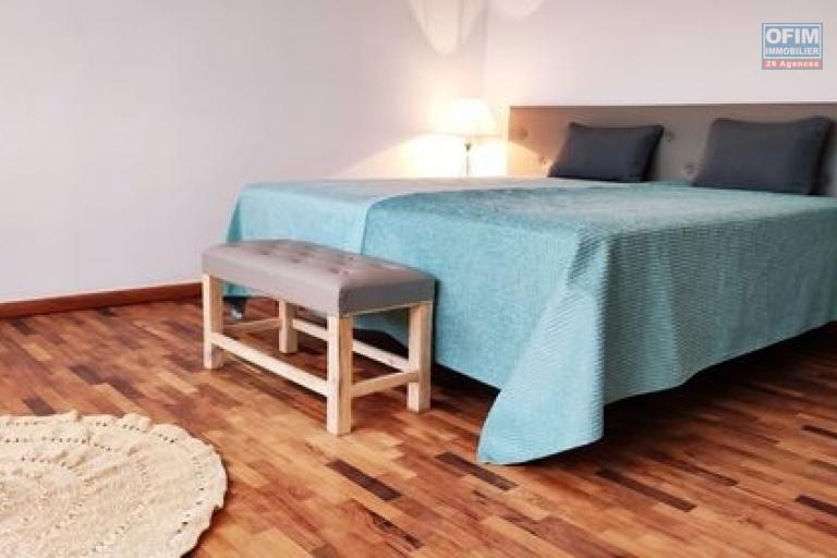 OFIM Immobilier loue un appartement de 125m2 neuf T3 meublés avec piscine privative et Wifi inclus à Ambolokandrina qui est à 30min du Lycée français Ambatobe.LOUE