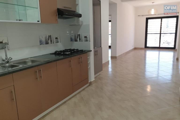 A Ampefiloha, OFIM immobilier offre en location deux appartements neufs T3 de 64m2 en moins de 5min d'Analakely.DISPONIBLE