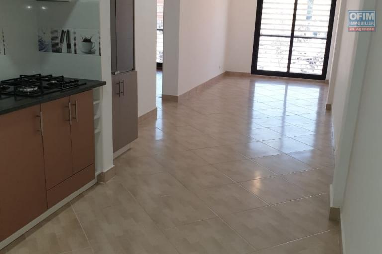 A Ampefiloha, OFIM immobilier offre en location deux appartements neufs T3 de 64m2 en moins de 5min d'Analakely.DISPONIBLE