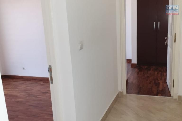 A Ampefiloha, OFIM immobilier offre en location deux appartements neufs T3 de 64m2 en moins de 5min d'Analakely.DISPONIBLE