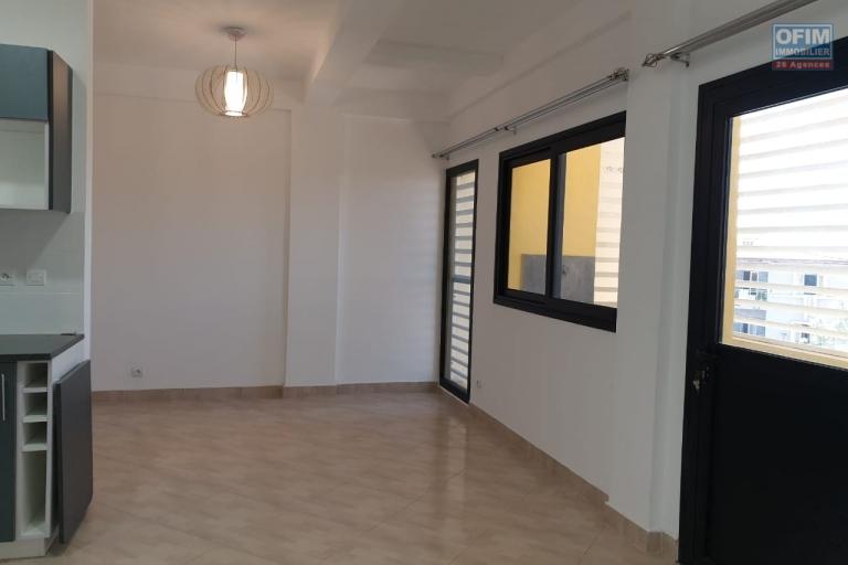 A Ampefiloha, OFIM immobilier offre en location deux appartements neufs T3 de 64m2 en moins de 5min d'Analakely.DISPONIBLE