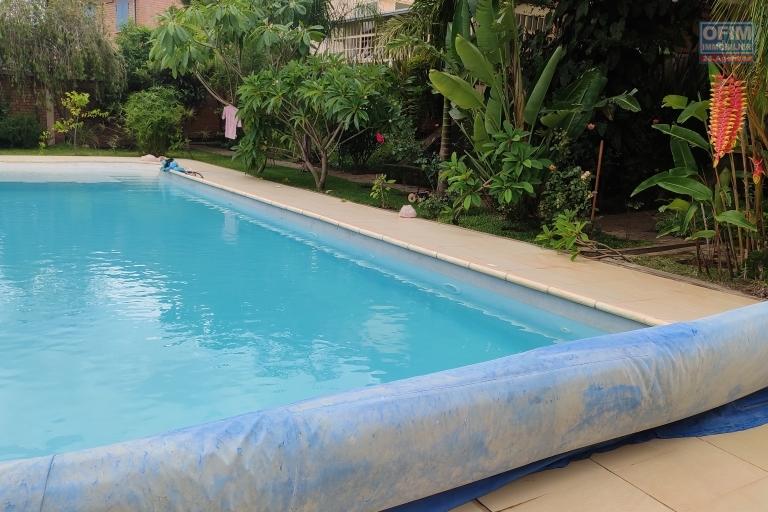 OFIM met en location deux appartements T2 entièrement meublés et équipés avec wifi, sécurisé 24/24 et piscine incluses à Ivato.LOUE