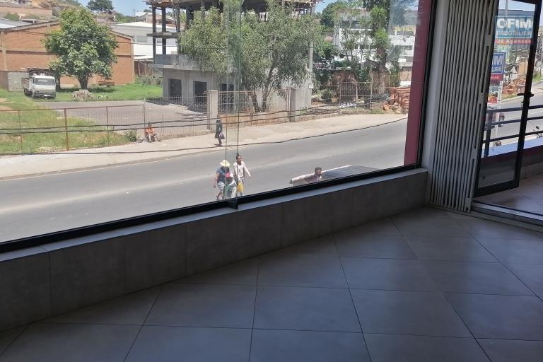 A louer un local de 42 M2 à l'étage d'un immeuble de standing au bord de route à Ambohibao