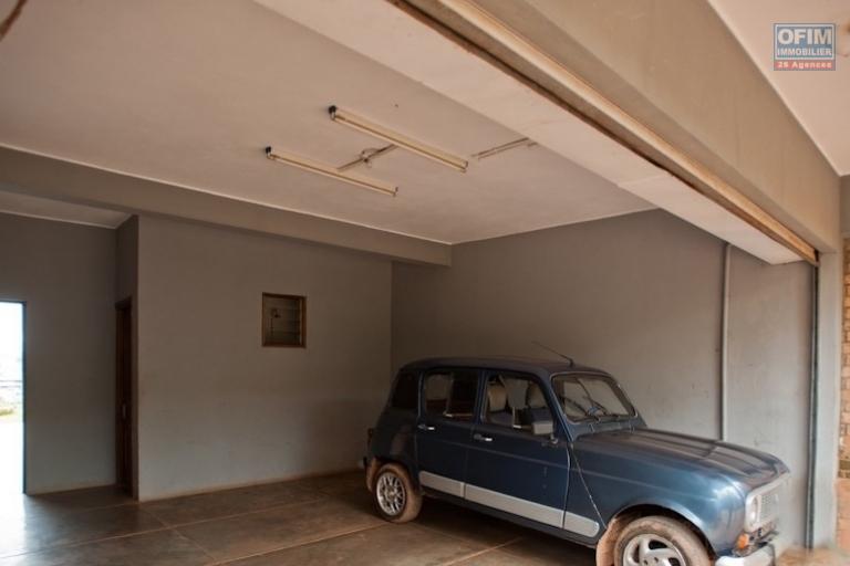 Une maison d'architecte F5 à louer avec piscine à Talatamaty ( LOUE )