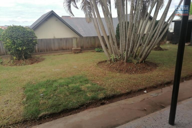 À louer une villa plain pied de type F5 dans un quartier calme à 5mn de l'école primaire Française B, à 10 du lycée français d'Ambatobe et non loin du centre ville sis à Soavimbahoaka. (NON DISPONIBLE)