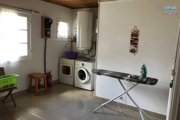 OFIM immobilier offre en location une charmante villa à étage meublée et équipée sur un terrain de 2500m2 sis à Ambohimangakely et vers la route RN2.DISPONIBLE