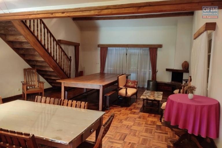 OFIM immobilier offre en location une charmante villa à étage meublée et équipée sur un terrain de 2500m2 sis à Ambohimangakely et vers la route RN2.DISPONIBLE