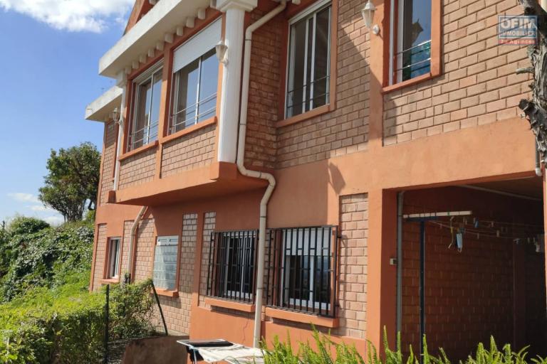 OFIM immobilier offre en location une villa F4 dans sise à Analamahitsy Ambatobe.