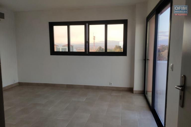 OFIM immobilier loue un appartement/local en duplex de 357m2 de surface habitable à usage mixte au 5e et 6e étage sis à Ivandry.DISPONIBLE