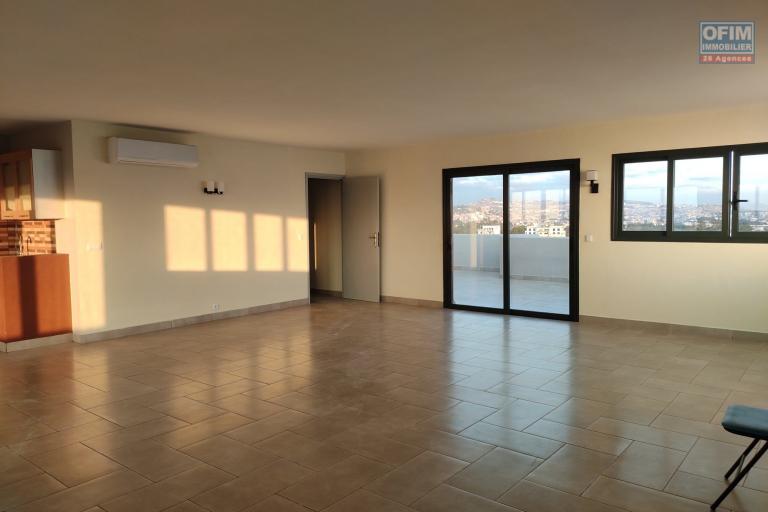 OFIM immobilier loue un appartement/local en duplex de 357m2 de surface habitable à usage mixte au 5e et 6e étage sis à Ivandry.DISPONIBLE