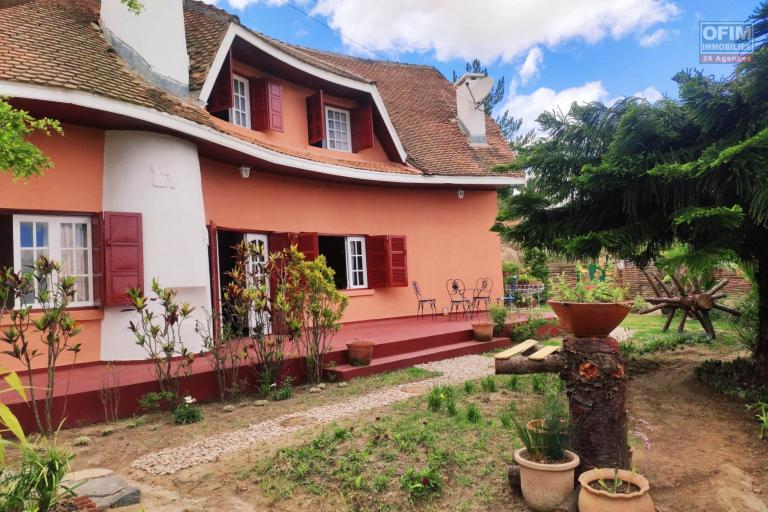 OFIM immobilier loue une charmante Villa F5 meublée avec une vue magnifique bien dégagée sur Antampon'Ankatso qui est à 20min  environs d'Ankorondrano.LOUE