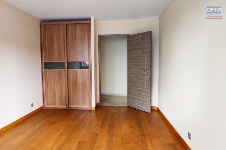 Bel appartement de type T3 de 159 m2 en vente dans le quartier résidentiel d'Ivandry