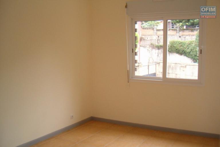 OFIM Immobilier offre en location un appartement de Type T3 sur Tsimbazaza dans une enceinte sécurisée 24/24.LOUE