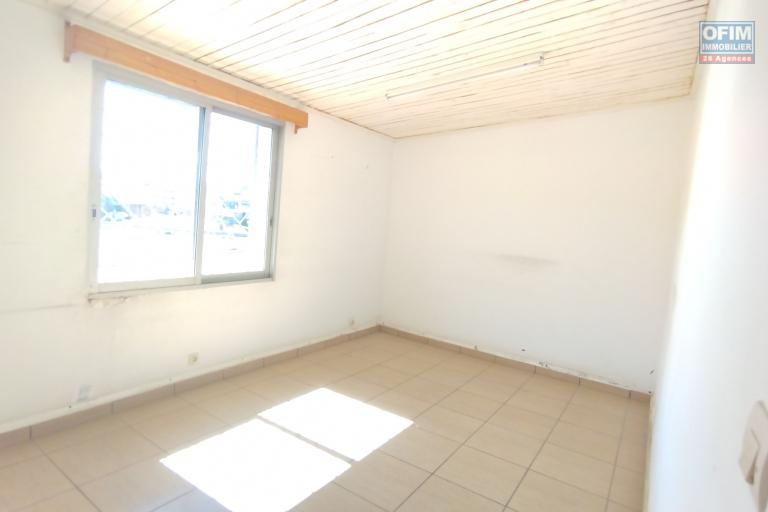  A vendre, une spacieuse maison R+2 de 27 pièces, idéal pour bureau, en bord de route principale, en plein centre ville sise à Ankorahotra- Antananarivo