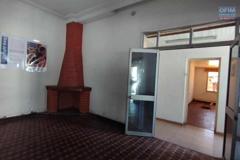  A vendre, une spacieuse maison R+2 de 27 pièces, idéal pour bureau, en bord de route principale, en plein centre ville sise à Ankorahotra- Antananarivo