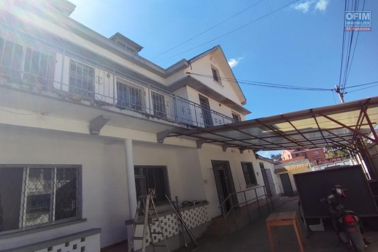  A vendre, une spacieuse maison R+2 de 27 pièces, idéal pour bureau, en bord de route principale, en plein centre ville sise à Ankorahotra- Antananarivo