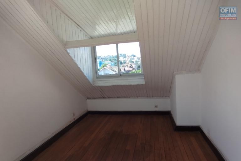  A vendre, une spacieuse maison R+2 de 27 pièces, idéal pour bureau, en bord de route principale, en plein centre ville sise à Ankorahotra- Antananarivo