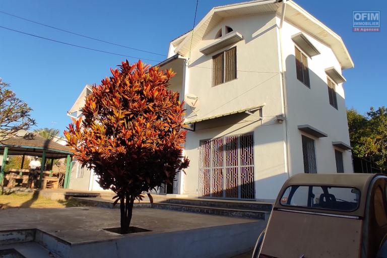 location maison F8 à 5mn à pieds de l'école Française D dans un quartier sécurisé à Ivandry.DISPONIBLE