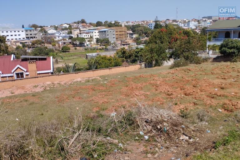Beau terrain de 640  m2, prêt à bâtir, JIIRAMA  sur place à Talatamaty- Antananarivo