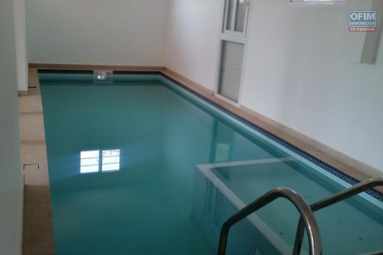 À louer un appartement de standing type T3 avec piscine privative à l'intérieur au rez-de-chaussée d'un bâtiment situé dans un quartier calme et résidentiel à Androhibe Ivandry. (NON DISPONIBLE)