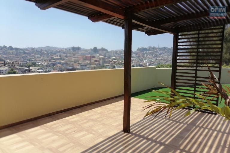 À louer un appartement de standing type T3 avec piscine privative à l'intérieur au rez-de-chaussée d'un bâtiment situé dans un quartier calme et résidentiel à Androhibe Ivandry. (NON DISPONIBLE)