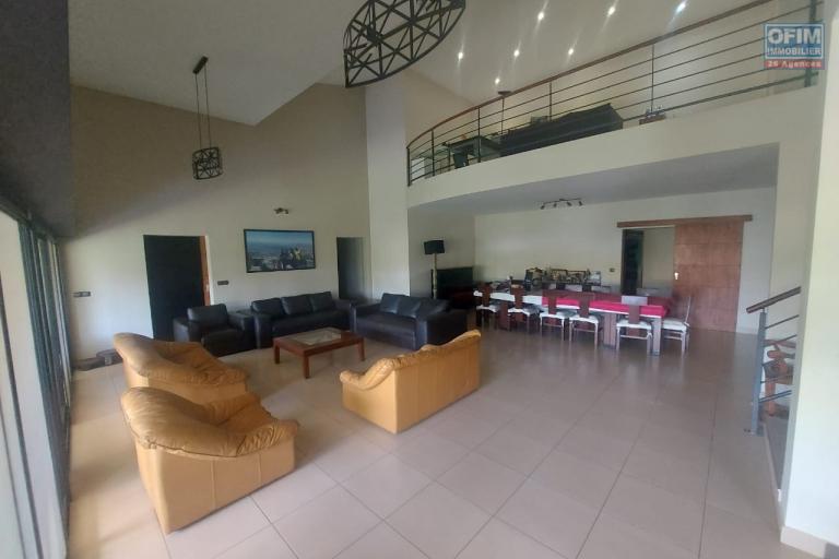 Belle villa F7 sur 1 563 m2 de terrain dans le quartier résidentiel d'Ambatoroka - Antananarivo