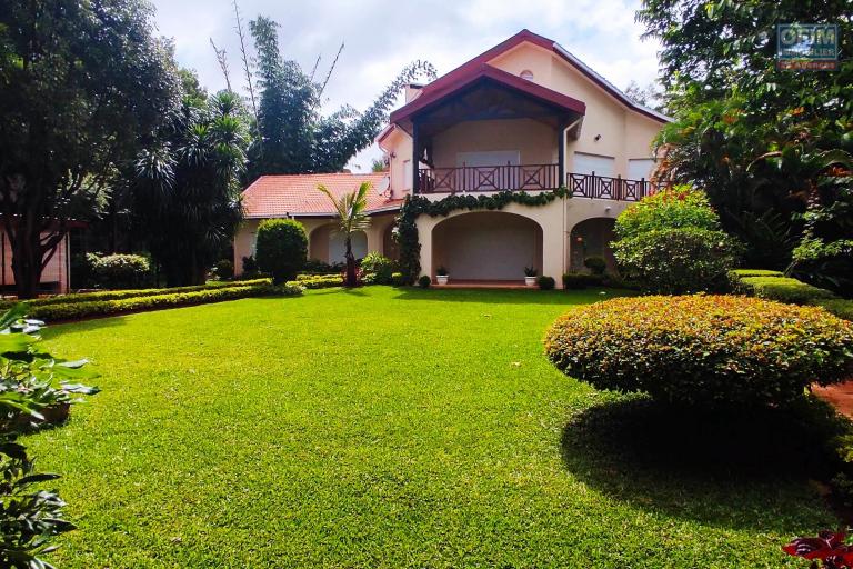 A louer une grande et jolie villa F5  avec piscine dans un quartier très calme à Ivandry.DISPONIBLE - jardin-ivandry-agence immobilière