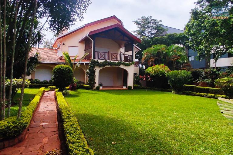 A louer une grande et jolie villa F5  avec piscine dans un quartier très calme à Ivandry.DISPONIBLE