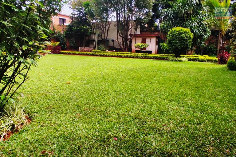 A louer une grande et jolie villa F5  avec piscine dans un quartier très calme à Ivandry.DISPONIBLE