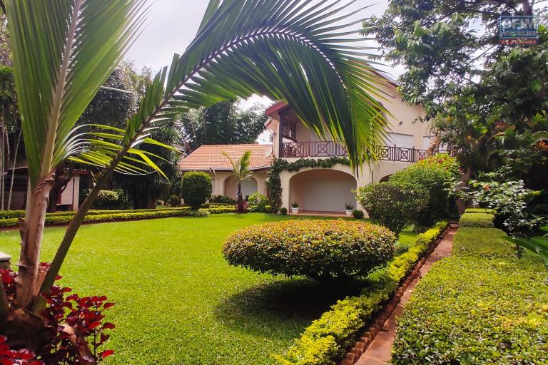 A louer une grande et jolie villa F5  avec piscine dans un quartier très calme à Ivandry.DISPONIBLE