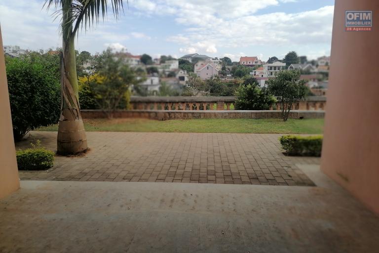 À louer une villa plain pied neuve de type F4 dans un quartier calme et résidentiel de Ambohijanahary Ambohibao (NON DISPONIBLE)