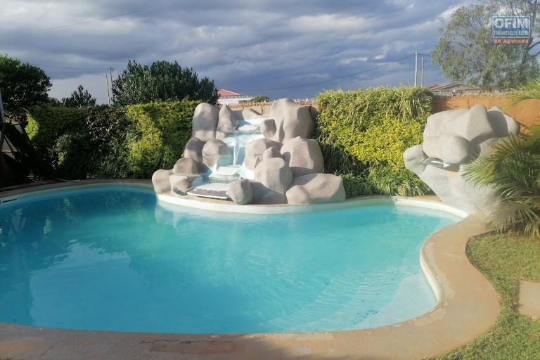 À vendre une villa de standing style maison traditionnelle de type F5 avec piscine dans un quartier calme et reposant à 15 minutes d'Ivandry sur la nouvelle rocade Tsarasaotra sis à Ambatolampy Tsimahafotsy.