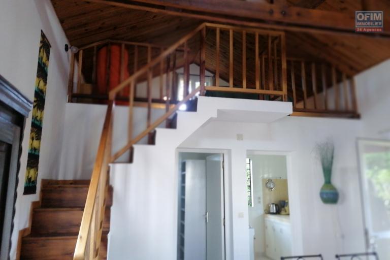 En location une belle maison avec mezzanine entièrement meublée et équipée dans un cadre verdoyant, calme et sécurisé sis à Ambohijanahary Ambohibao, (NON DISPONIBLE)