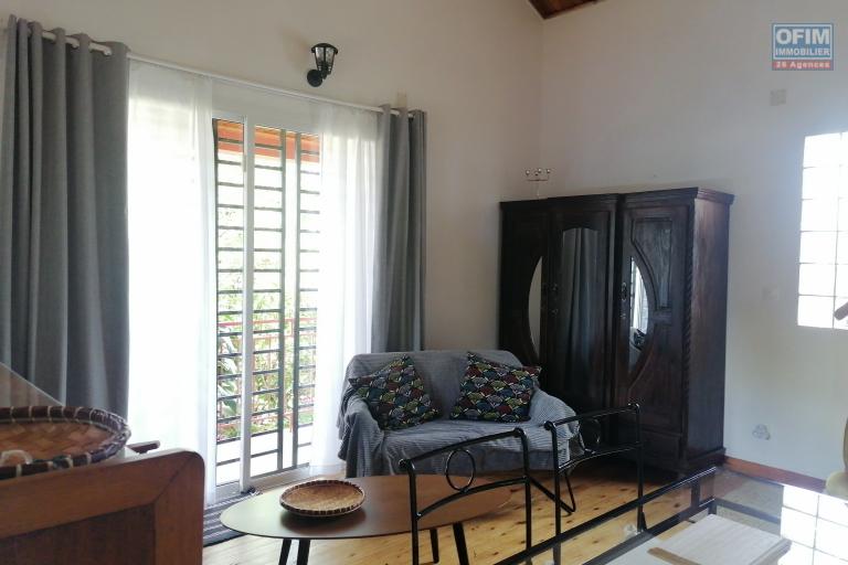 En location une belle maison avec mezzanine entièrement meublée et équipée dans un cadre verdoyant, calme et sécurisé sis à Ambohijanahary Ambohibao, (NON DISPONIBLE)