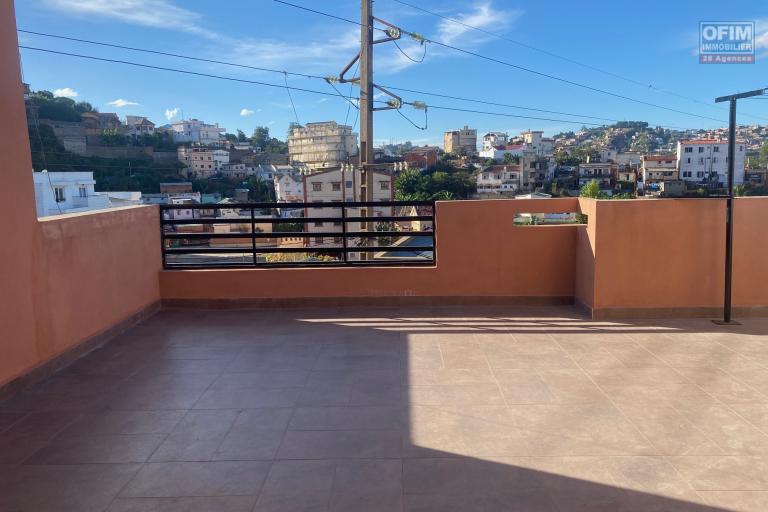 Un appartement T4 avec grande terrasse à Ambohimiandra