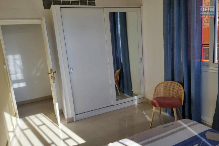 OFIM loue un appartement T3 entièrement meublé et équipé sur Ambatobe à 5min du lycée.DISPONIBLE